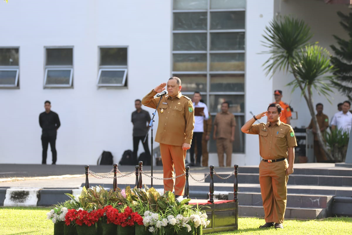 Apel Perdana, Pj Bupati Sandi Fahlepi Pimpin Apel Gabungan di Lingkungan Pemkab Muba