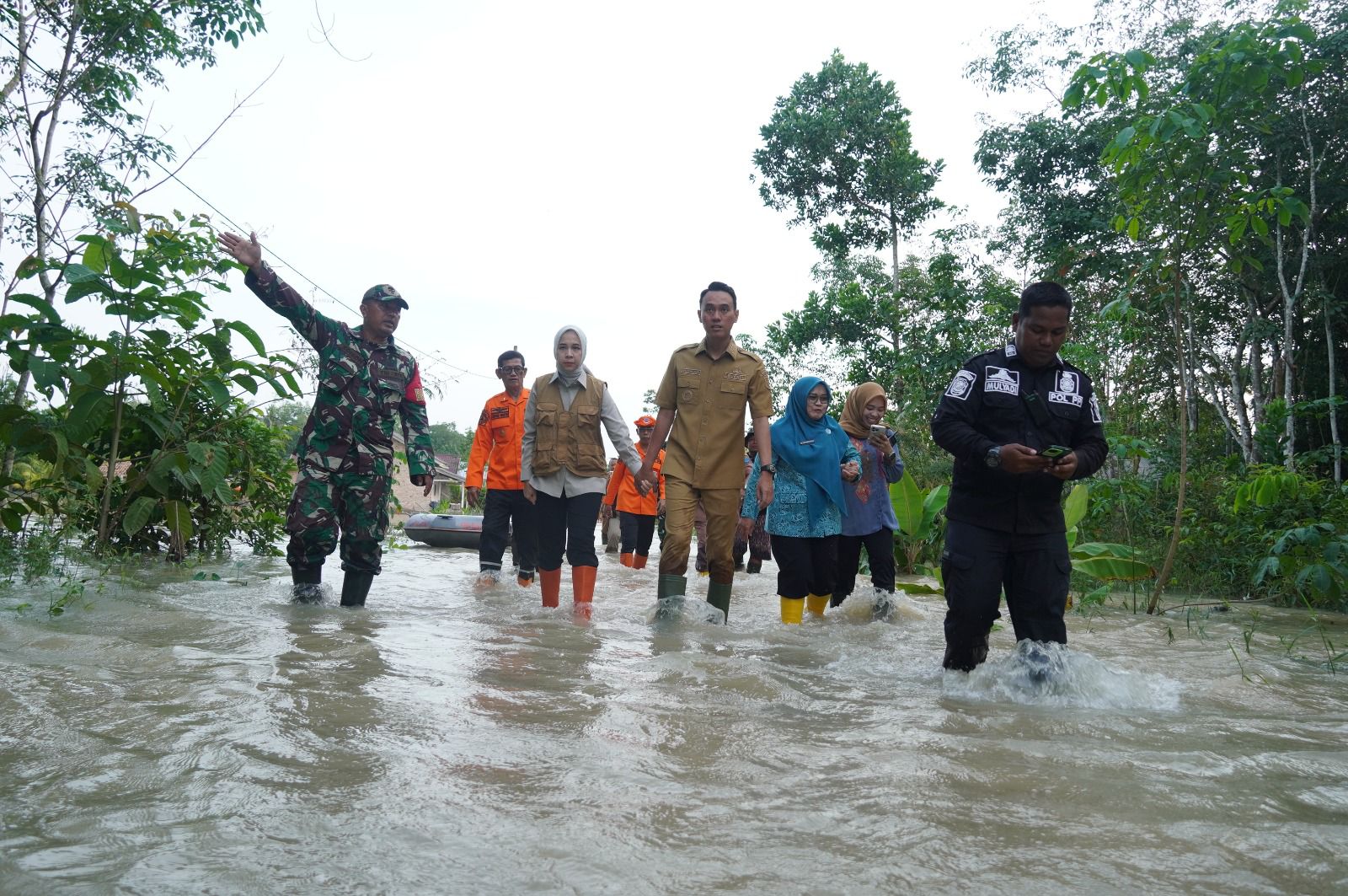 Pulihkan Sawah Terdampak Banjir, Bupati OKI Salurkan 142 Ribu Benih Padi