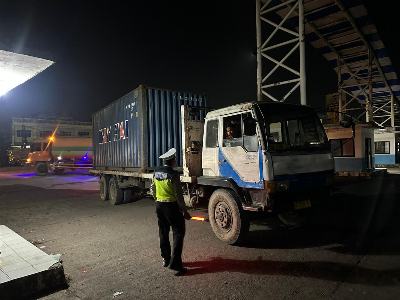 Antisipasi Kemacetan Jalur Utama Arus Mudik, 80 Kendaraan Sumbu Tiga di Palembang Dikandangkan
