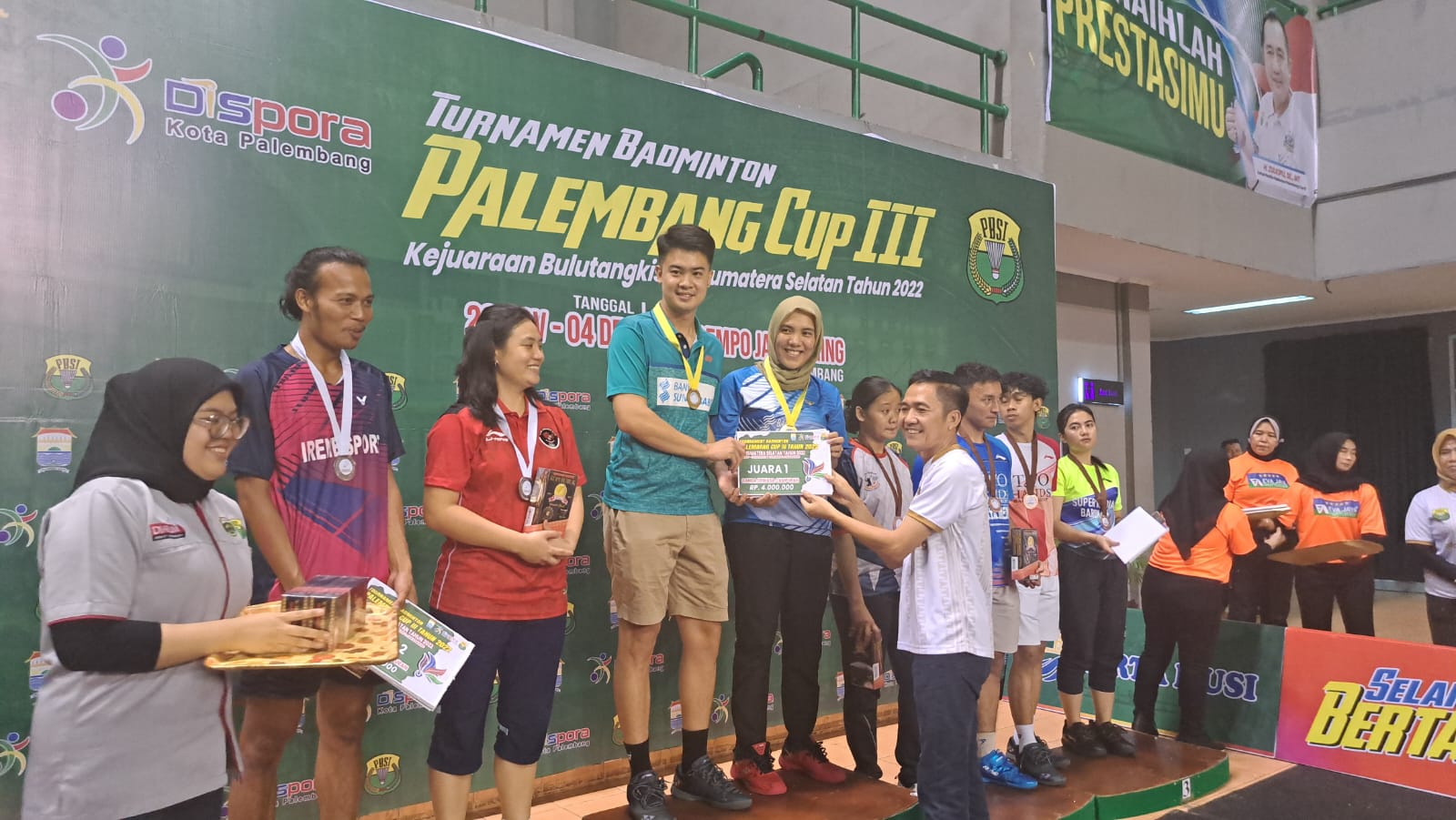Ratu Dewa Bagikan Hadiah Turnamen Badminton Palembang Cup III, Berikut Daftar Pemenangnya 