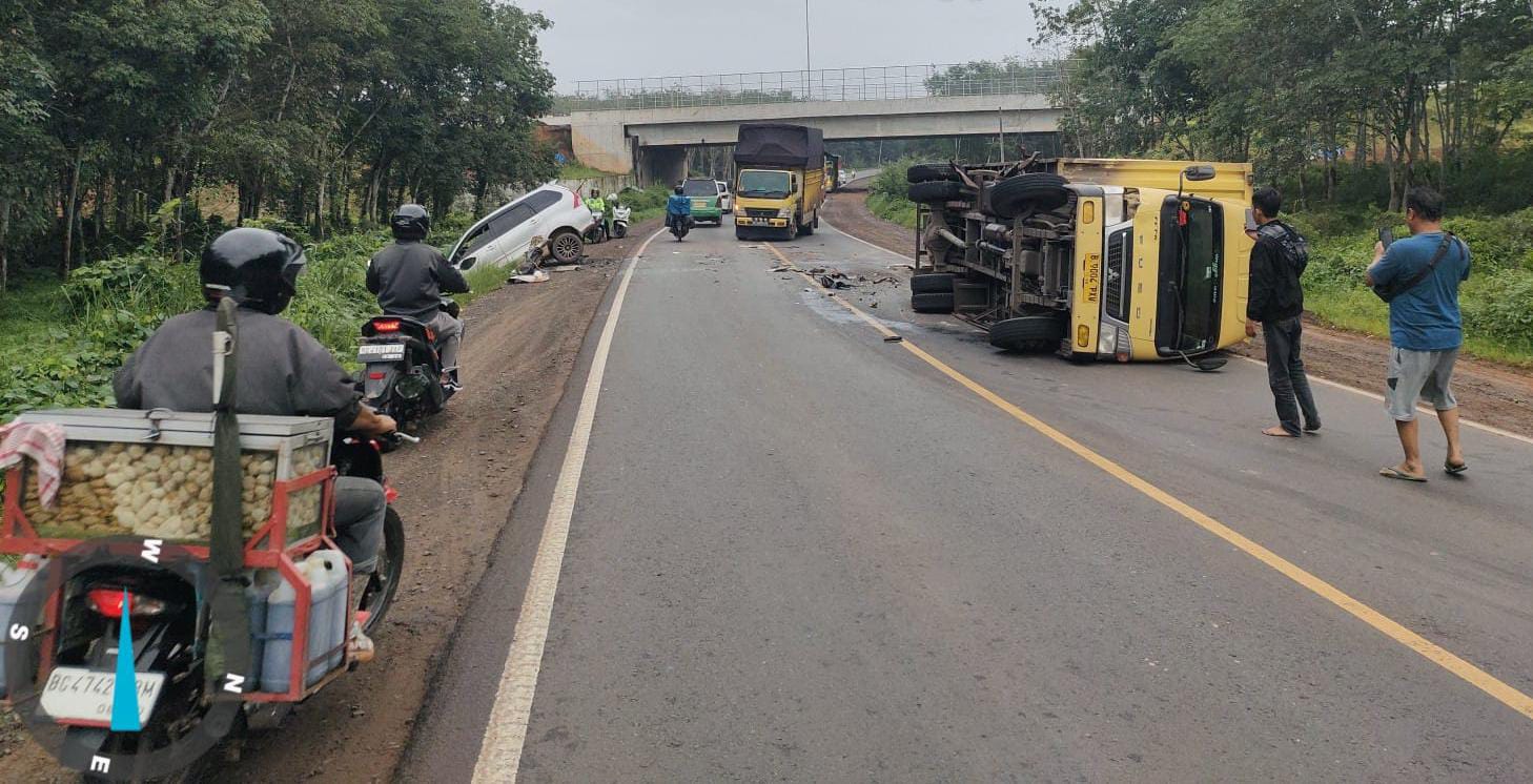 Sopir Mengantuk, Xenia Tabrak Mobil Box hingga Terguling di Jalintim Palembang-Betung