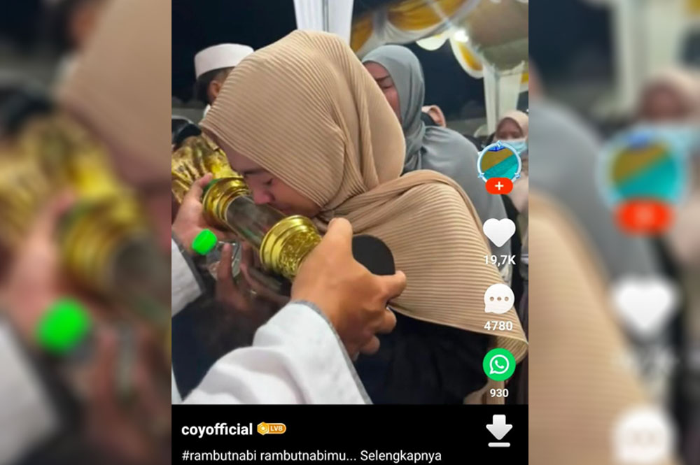 Heboh! Video Jemaah Pengajian Menangis saat Cium Tabung Artefak yang Katanya Berisi Rambut Nabi