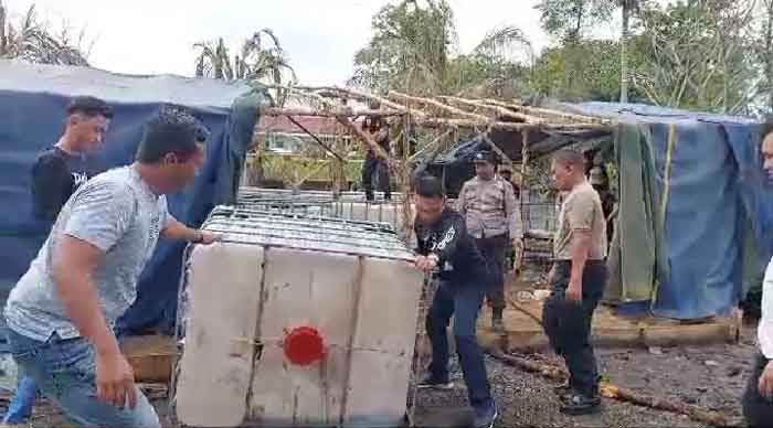 Bukan Dipagari Seng, Gudang BBM Ilegal di Jakarabing Ujung Hanya Ditutupi Terpal Plastik