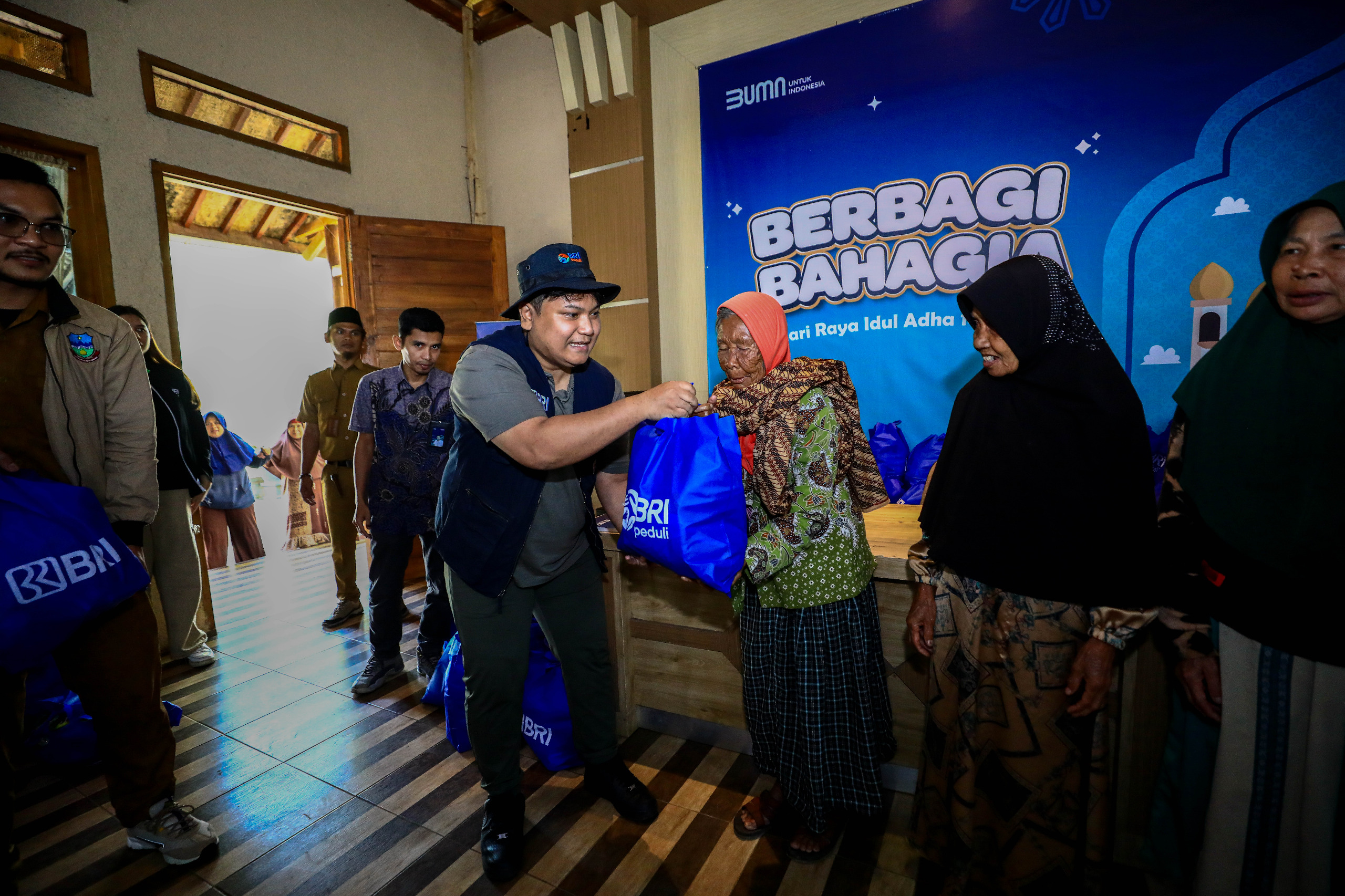 BRI Peduli Berikan Bantuan untuk Peternak Domba dan Kambing di Desa BRILian Sukalaksana
