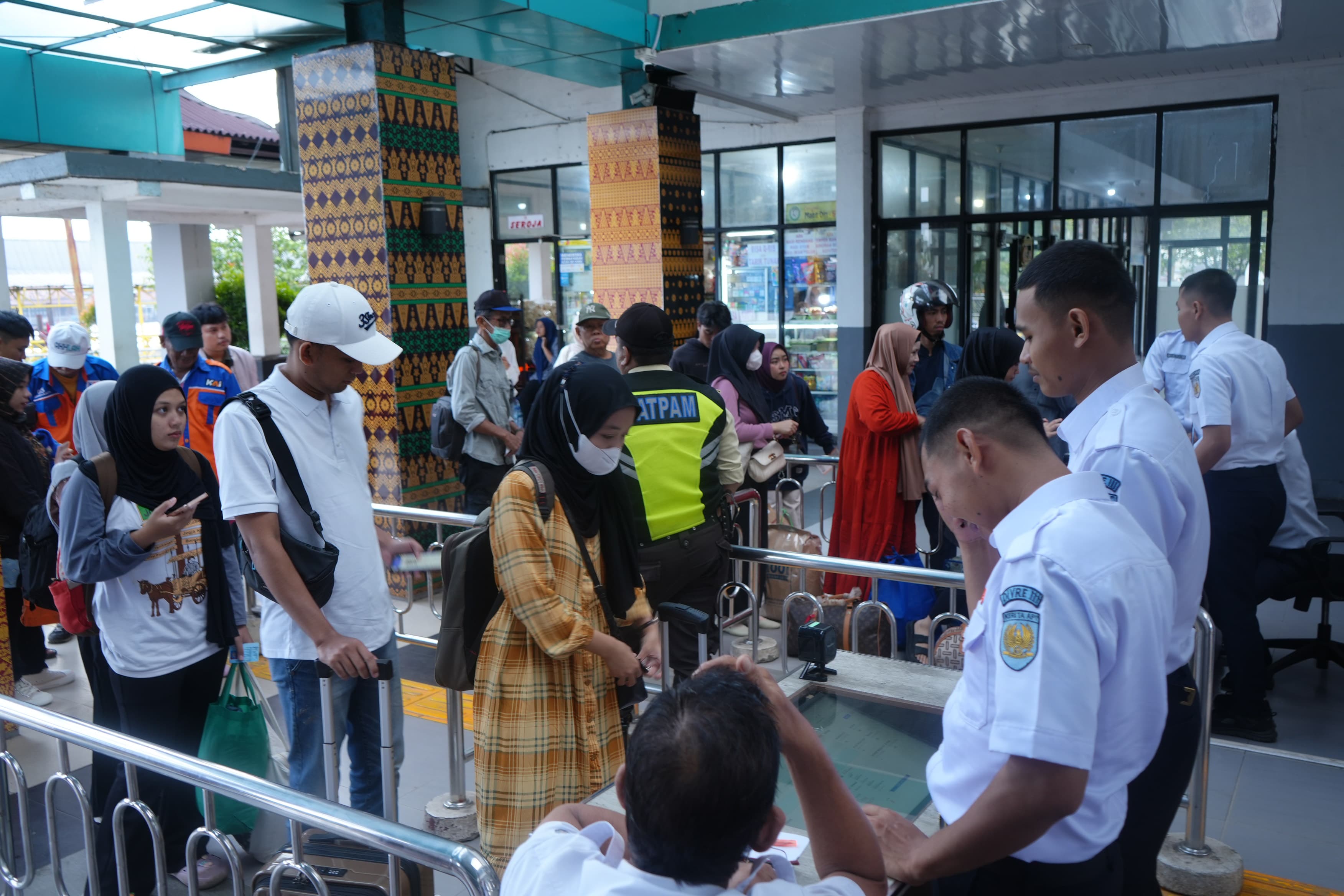 Jangan Sembarang Ambil Foto dan Video di Stasiun dan Kereta Api! Ini Aturan Terbarunya