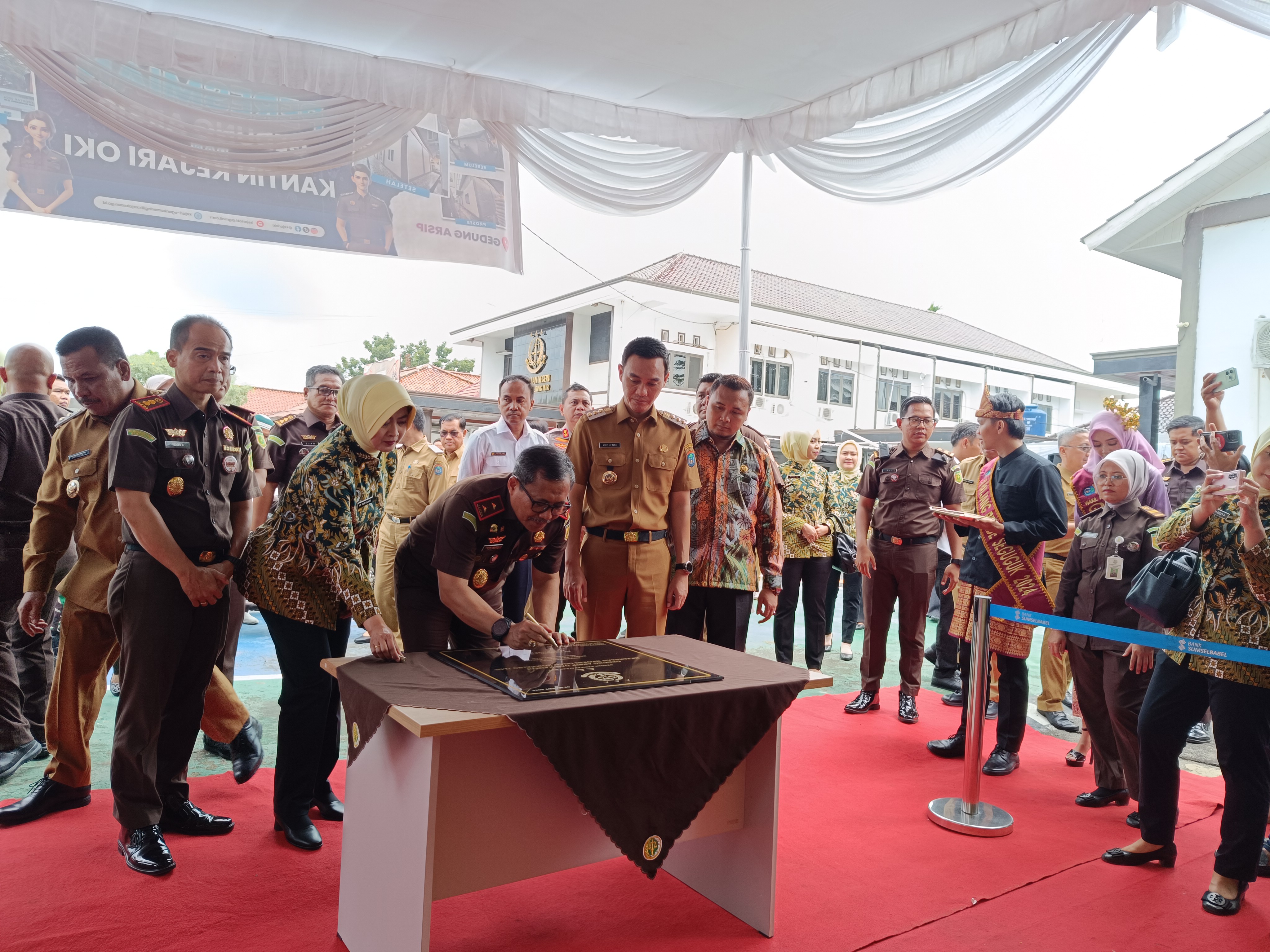 Kajati Sumsel Resmikan Gedung Arsip dan Kantin Kejari OKI 