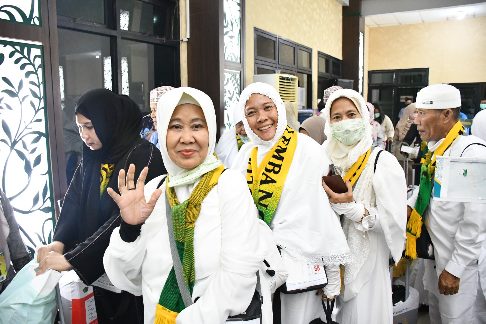 Jemaah Haji Kloter 4 Debarkasi Palembang Tiba dengan Selamat, Raut Wajah dan Senyum Lebar Terpancar