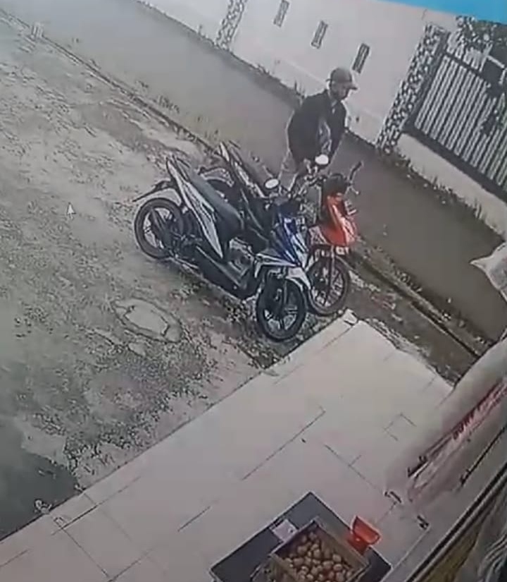 Motor Karyawan Toko di Kelurahan Jua-jua Kayuagung Raib, Aksi Pelaku Terekam CCTV 