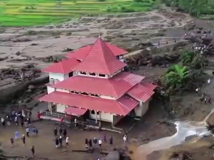 Surau di Kabupaten Agam Masih Berdiri Kokoh Meski Kena Lahar Dingin Gunung Marapi, Warganet: Keajaiban Allah! 