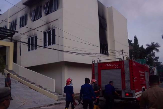 Puntung Rokok Diduga Penyebab Gedung Olahraga Politeknik Negeri Sriwijaya Bukit Besar Terbakar