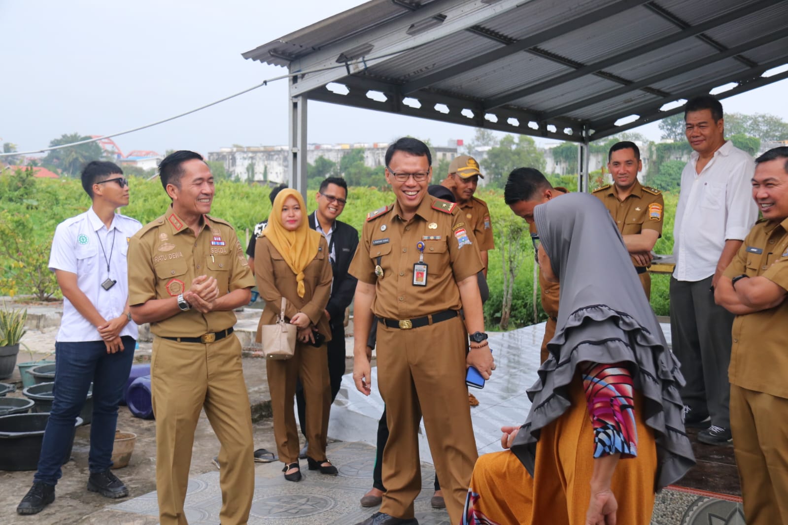 Sekda Kota Palembang Ratu Dewa Turun Bantu Kegiatan Gotong Royong di Kecamatan Gandus, Palembang
