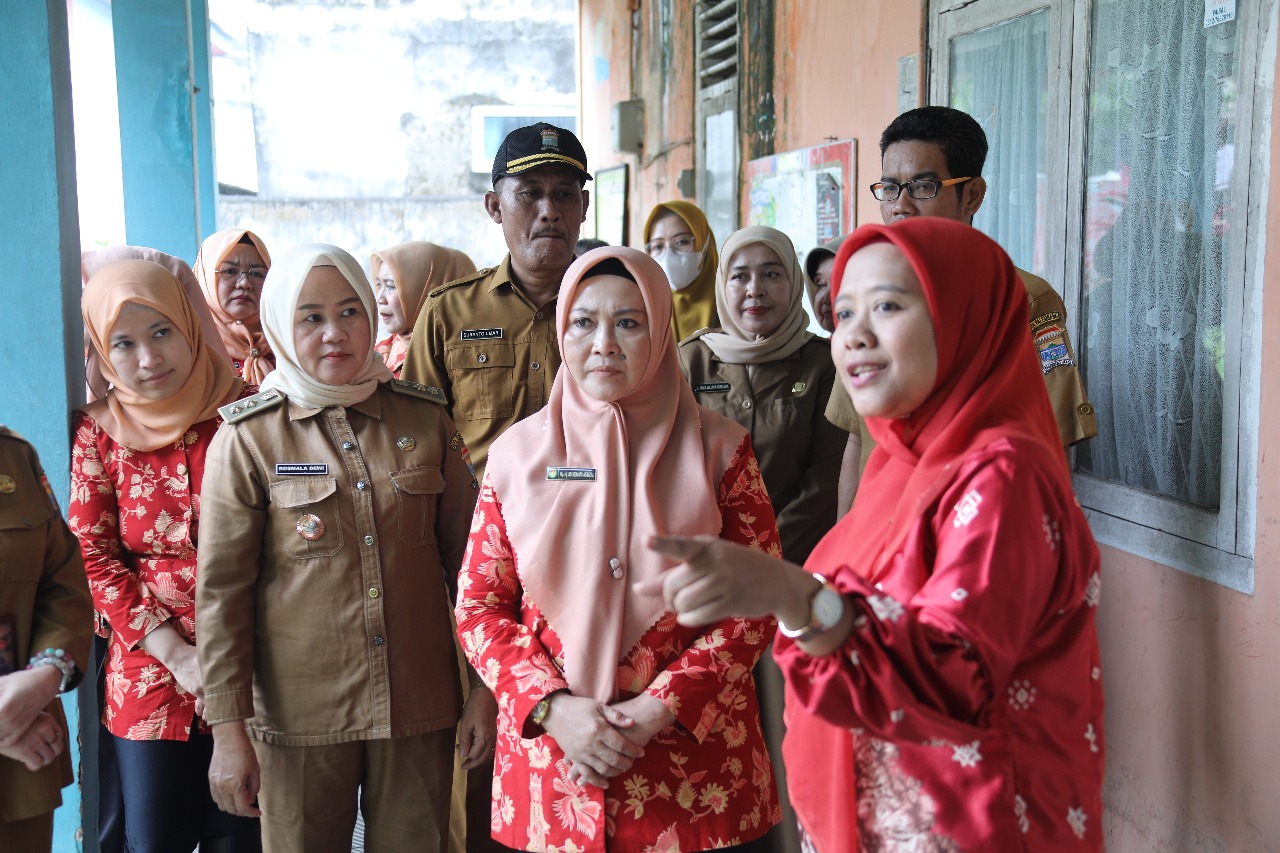 Banyak Parit Tersumbat, Ketua DWP Palembang Soroti Risiko Kesehatan Anak Sekolah  