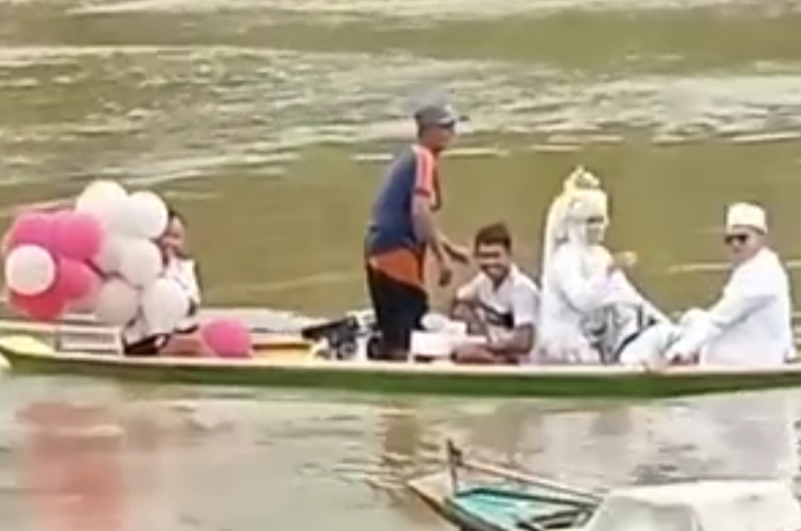 VIRAL! Pasangan Pengantin di Musi Rawas Rela Arungi Banjir Demi Akad Nikah