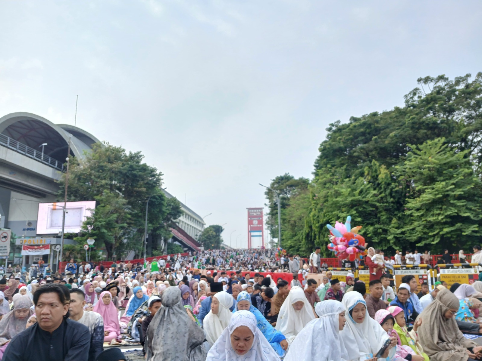 Sholat Idul Adha di Jembatan Ampera: Pengalaman Pertamaku di Tengah Ribuan Jemaah Masjid Agung Palembang