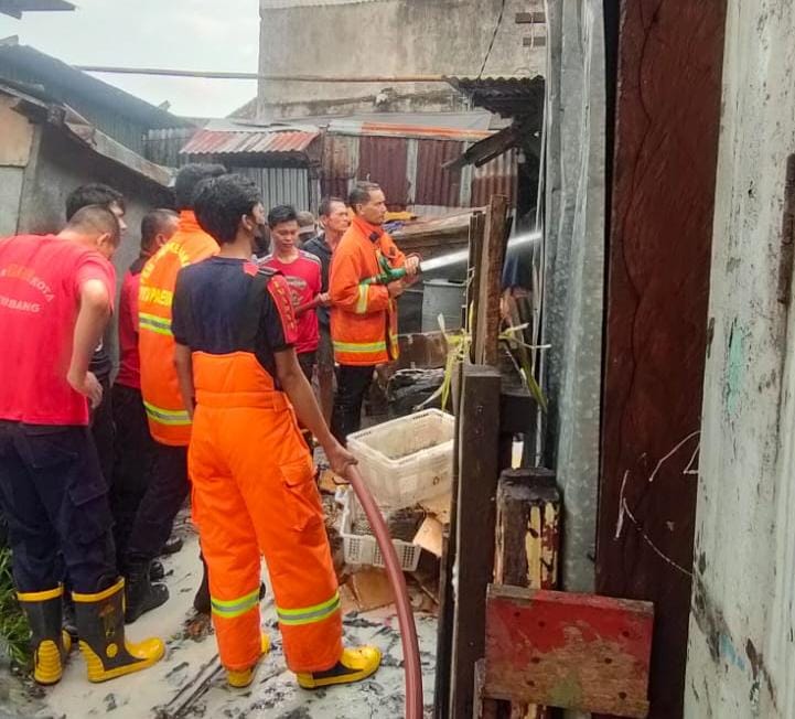 Gudang Susu Kental Manis Kemasan di Pasar 10 Ulu Palembang Hangus Terbakar