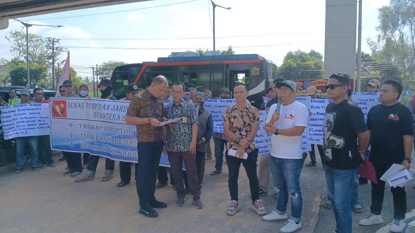 Puluhan Massa Datangi Kejati Sumsel Sampaikan Dugaan Korupsi Desa Bukit Batu OKI