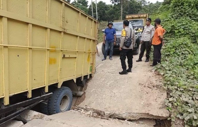 Apes, Truk Terperosok Karena Gorong-Gorong Pecah Jalan Amblas