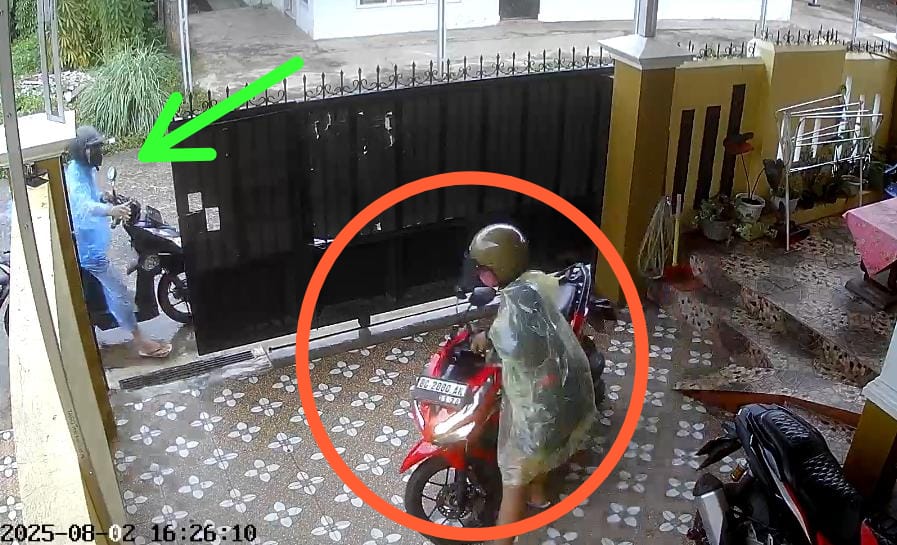 Hunting Saat Hujan, Motor Digembok Dalam Pagar Digasak 2 Pelaku Curanmor 