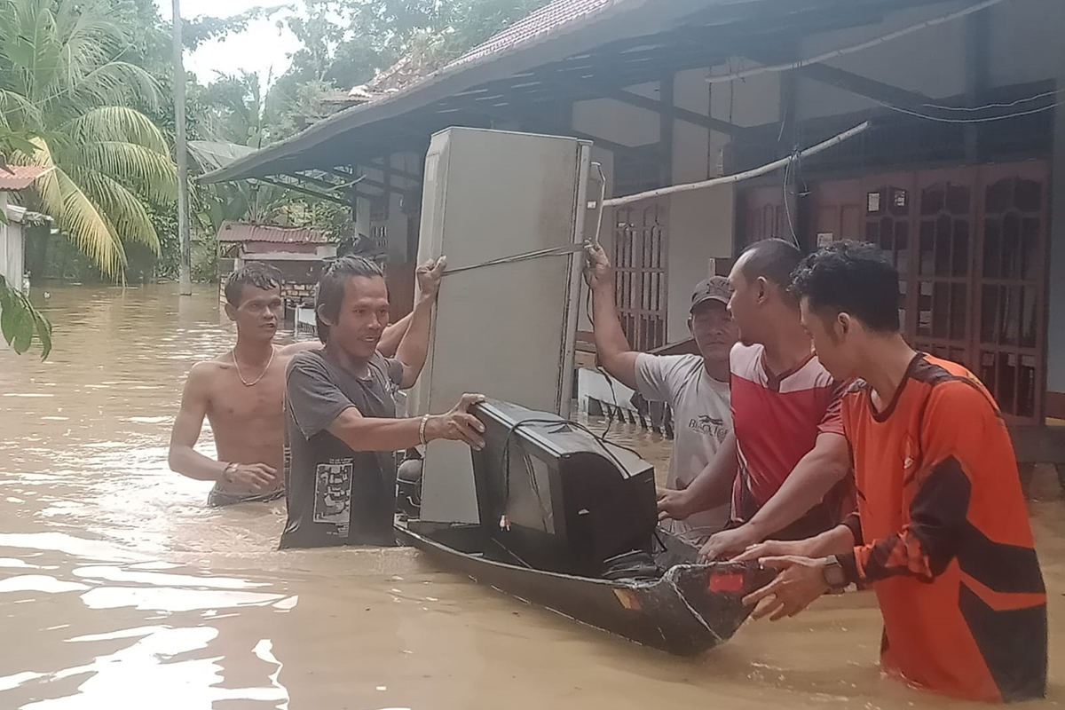 Diterjang Banjir Bandang, Ribuan Rumah Terendam Banjir, 11 Mobil Terendam