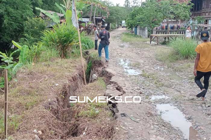 Longsor di Desa Seridalam Ancam Rumah Warga