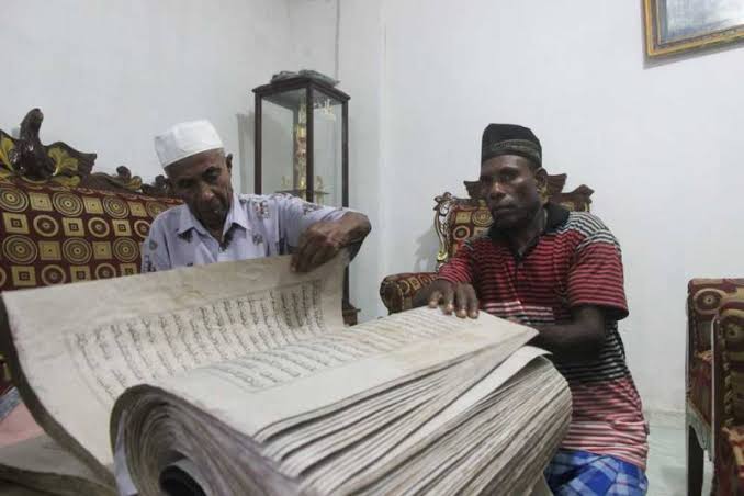 Al Quran Kuno Tulisan Tangan Berukuran Raksasa Tersimpan di Papua