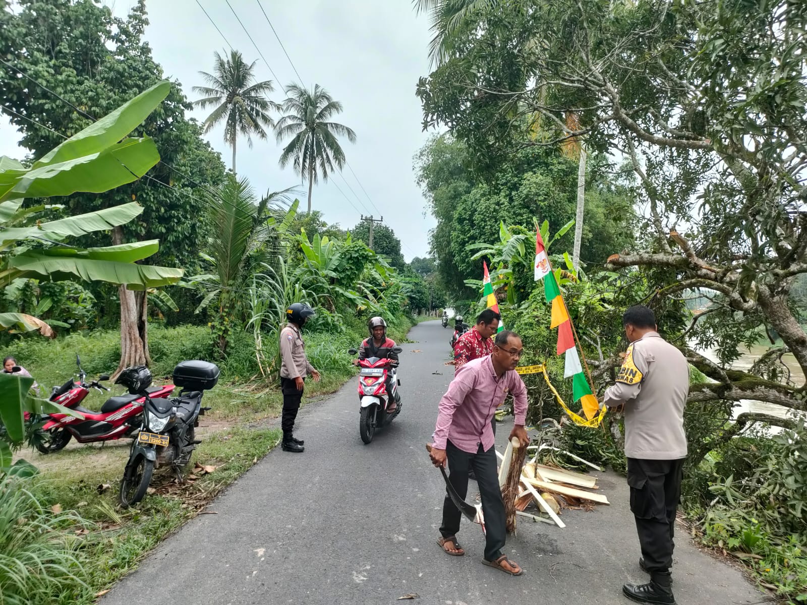 Tebing Jalan Longsor di Desa Pandan Arang Ogan Ilir, Polsek Rantau Alai Pasang Police Line dan Imbauan Warga