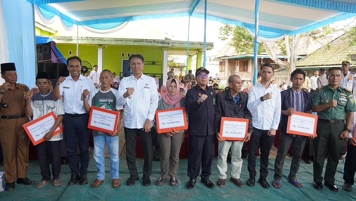 Pj Bupati Asmar Wijaya Tinjau Bantuan Rumah Tidak Layak Huni di Desa Anyar 