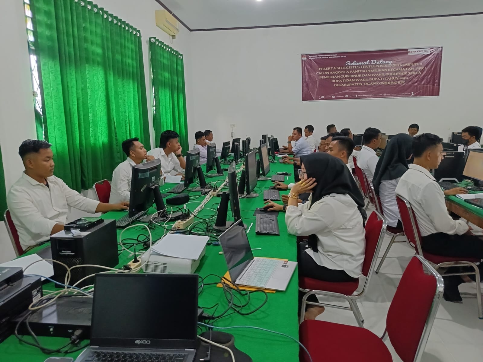 242 Calon PPK OKI Adu Kemampuan dalam Tes Tertulis di Tiga Sekolah Kayuagung