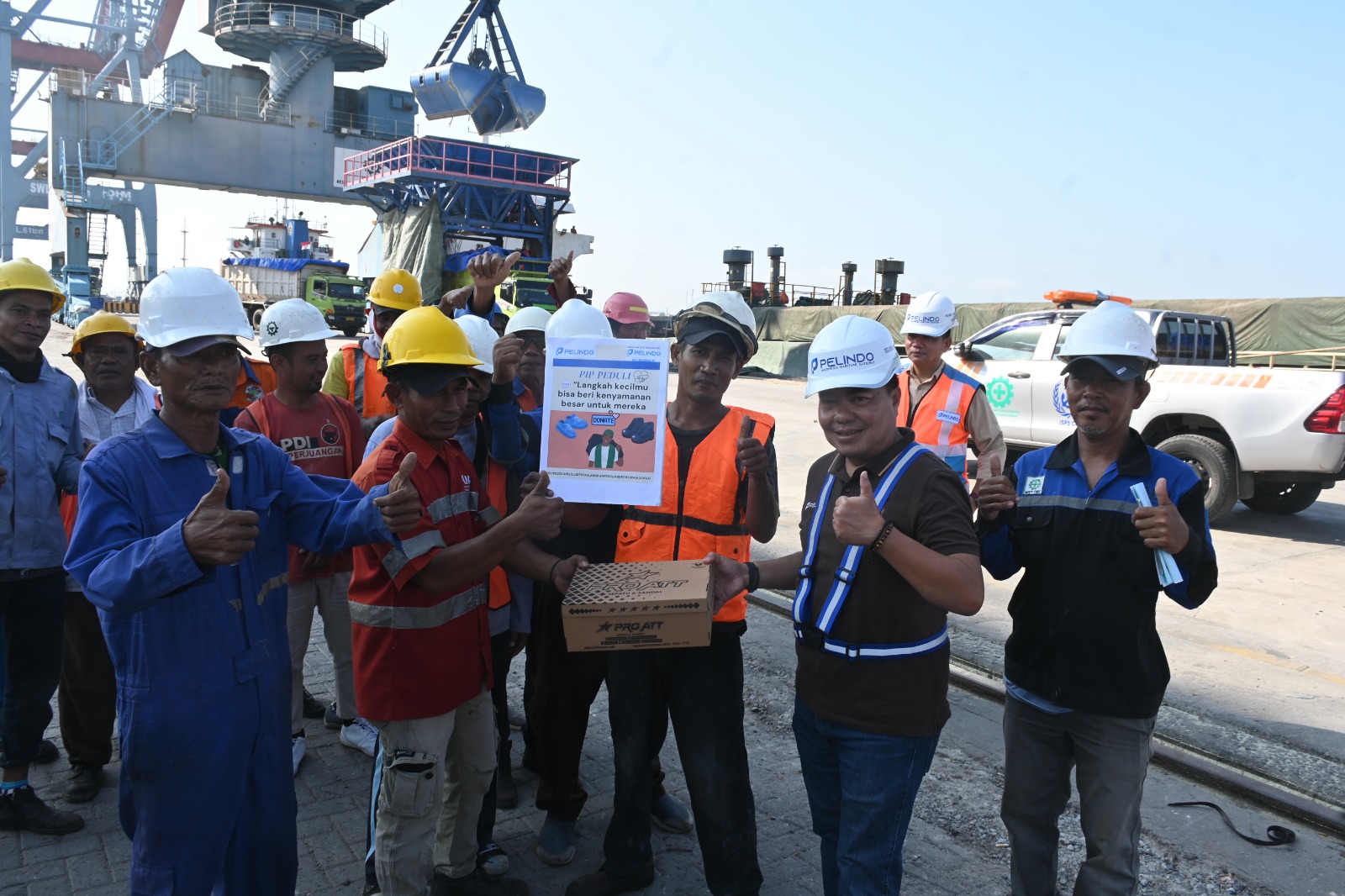 Donasi Sepatu Pelindo Palembang untuk Buruh TKBM di Pelabuhan Boom Baru
