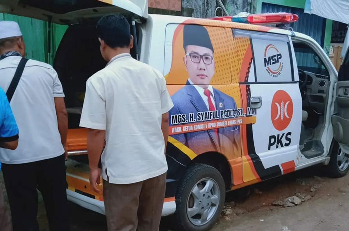 Tim PKS Bergerak, Bawa Warga ke RSUD Siti Fatimah 
