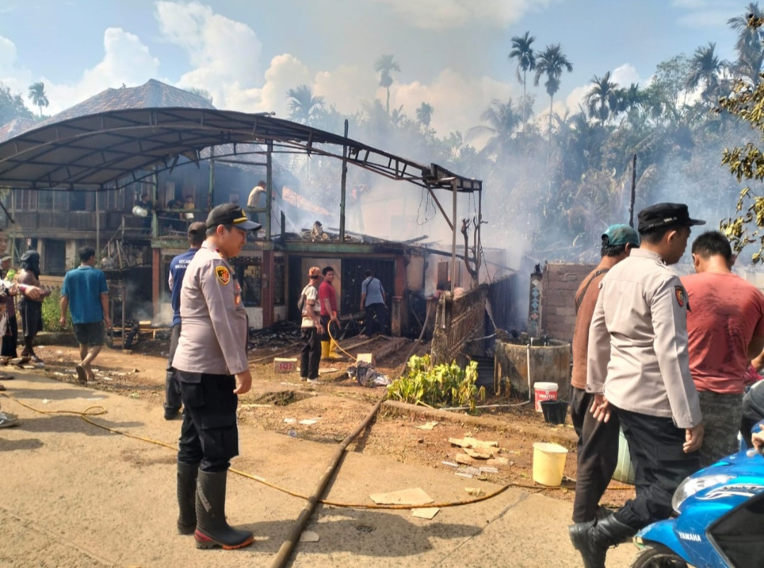 4 Rumah Warga Desa Perigi Kecamatan Pangkalan Lampam OKI Hangus Terbakar