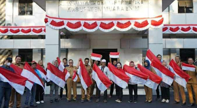 Semarakkan HUT RI, Pemkab Muara Enim Bagikan Bendera Merah Putih 