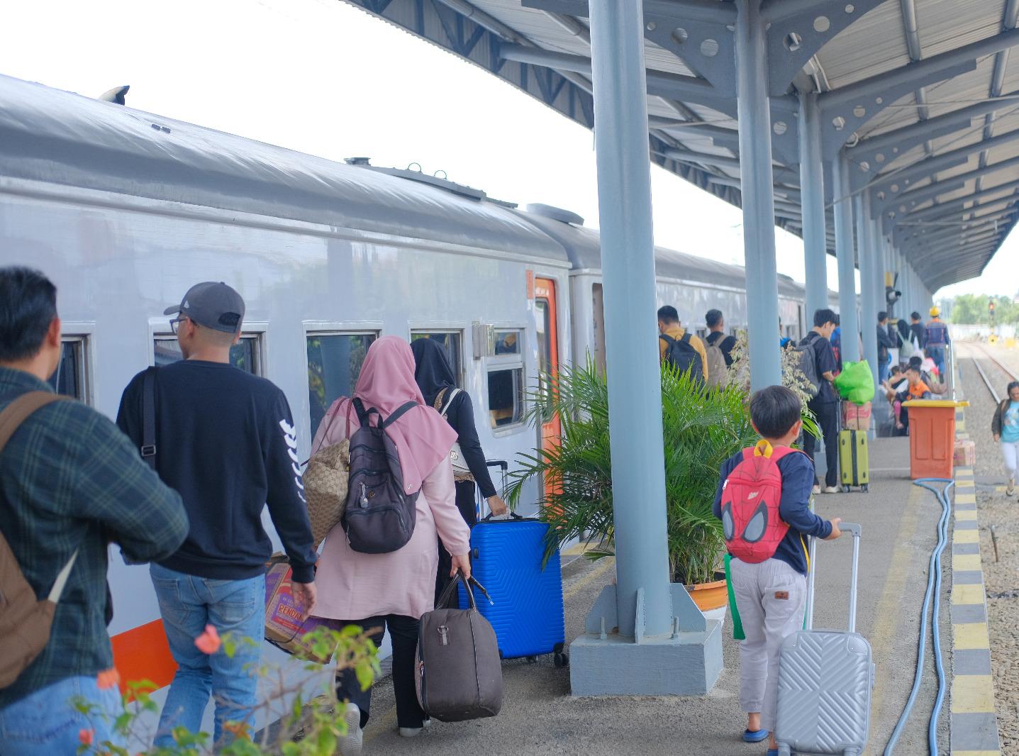 Libur Peringatan May Day dan Akhir Pekan, KAI Divre III Palembang Sediakan 14 Ribu Lebih Tempat Duduk