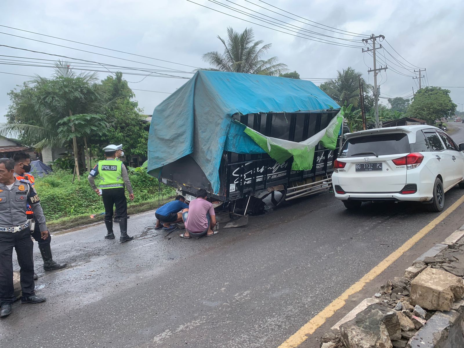 Truk Bermuatan Berat Rusak, Satlantas dan Dishub Ogan Ilir Sigap Atur Lalu Lintas