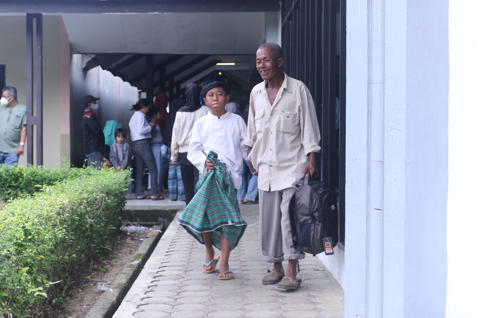 Usai Disunat, 320 Anak Ini Ceria dapat Bingkisan dari Pusri Palembang 