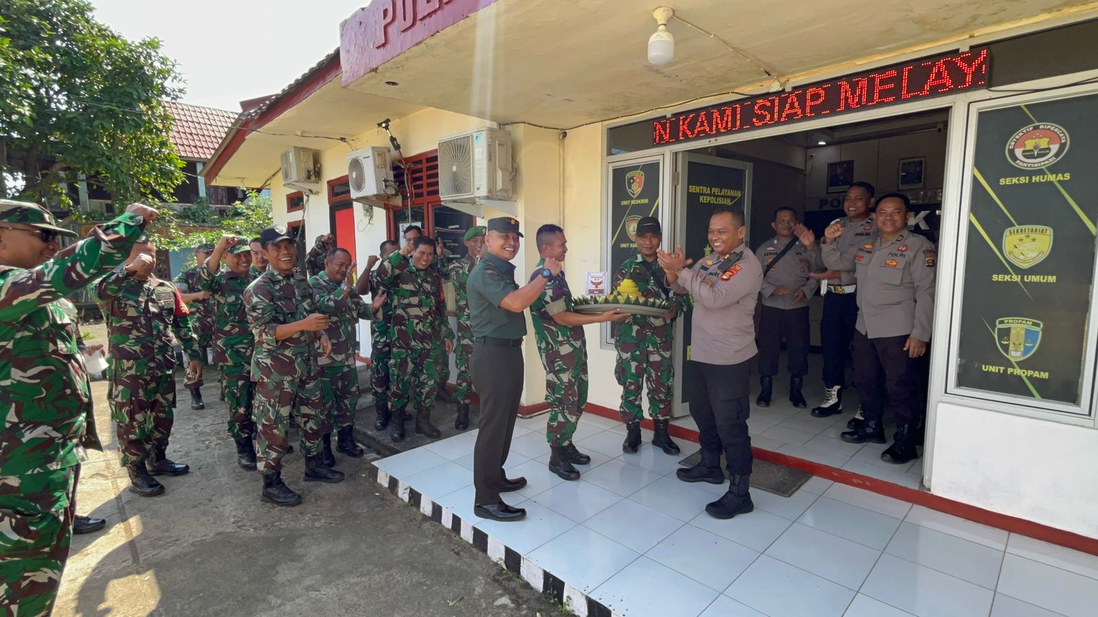 Pererat Sinergitas TNI dan Polri, Danramil Pemulutan Anjangsana ke Polsek dalam Rangka HUT Bhayangkara ke-79