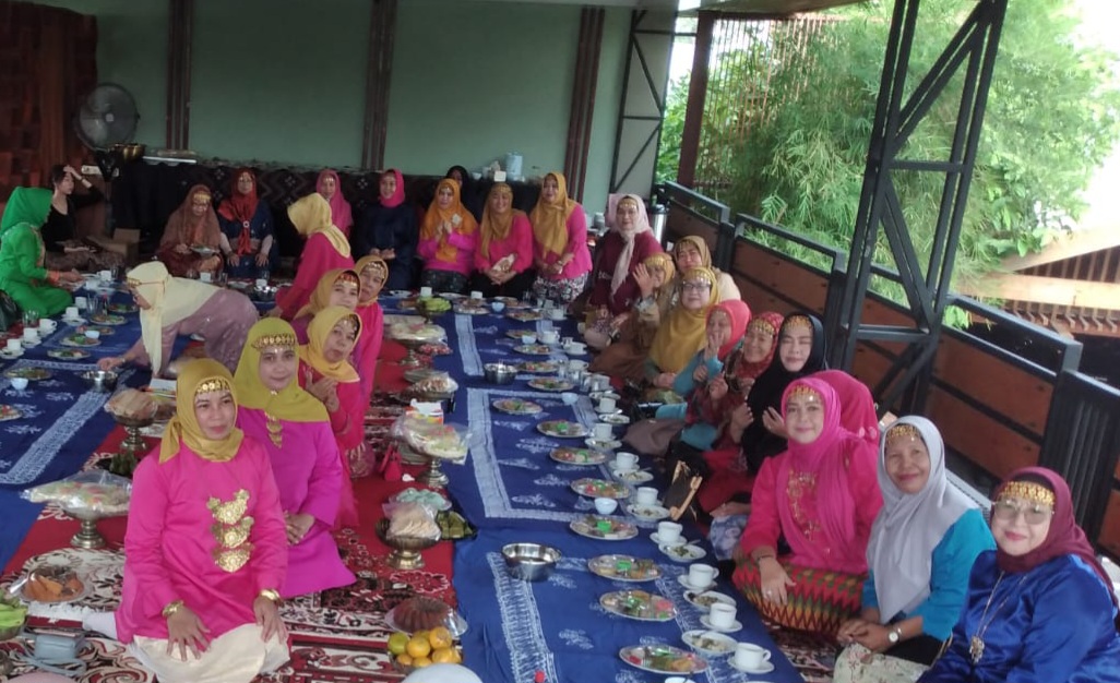 Populerkan Tradisi Kambangan dan Makanan Khas Palembang, Arisan Ibu-ibu Komplek Top 100 Jakabaring jadi Meriah