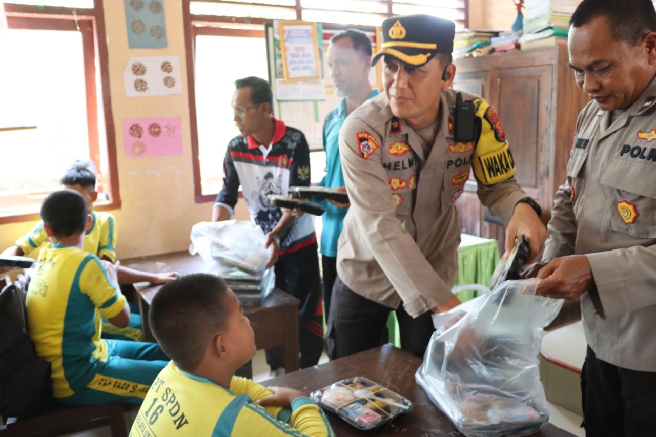 Wakapolres Ogan Ilir Kawal Pemberian 100 Paket Makanan Bergizi Gratis ke Murid SDN 16 Indralaya