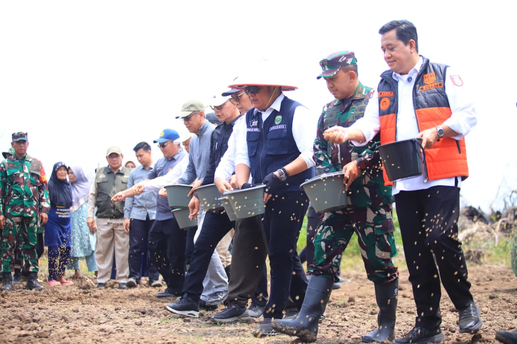 Motoran ke Banyuasin, Gubernur Herman Deru Turun Langsung Tanam Padi hingga Safari Jumat