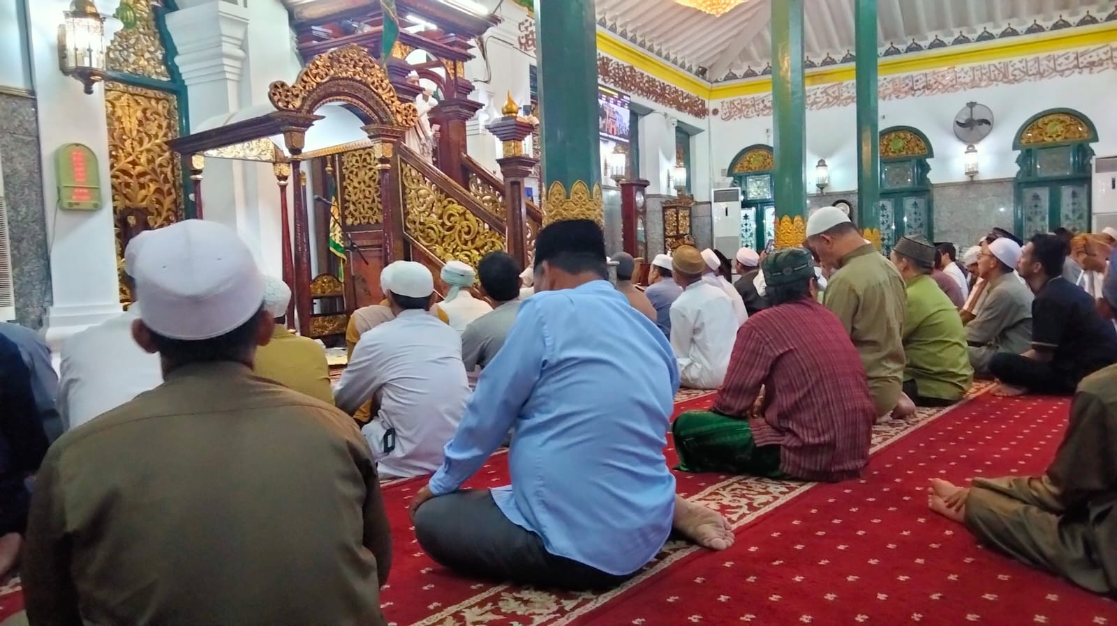 Jemaah Masjid Agung Kota Palembang, Sumsel, Melaksanakan Salat Gerhana