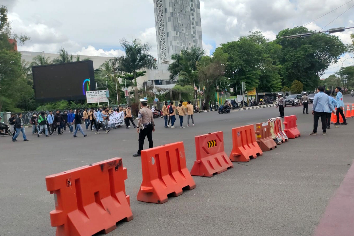 Simpang 5 Ditutup Sementara, Ribuan Mahasiswa Mulai Padati DPRD Sumsel