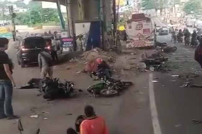 Puluhan Pengendara Sepeda Motor Terlindas Truk Pertamina, Dikabarkan Belasan Korban Tewas di Tempat
