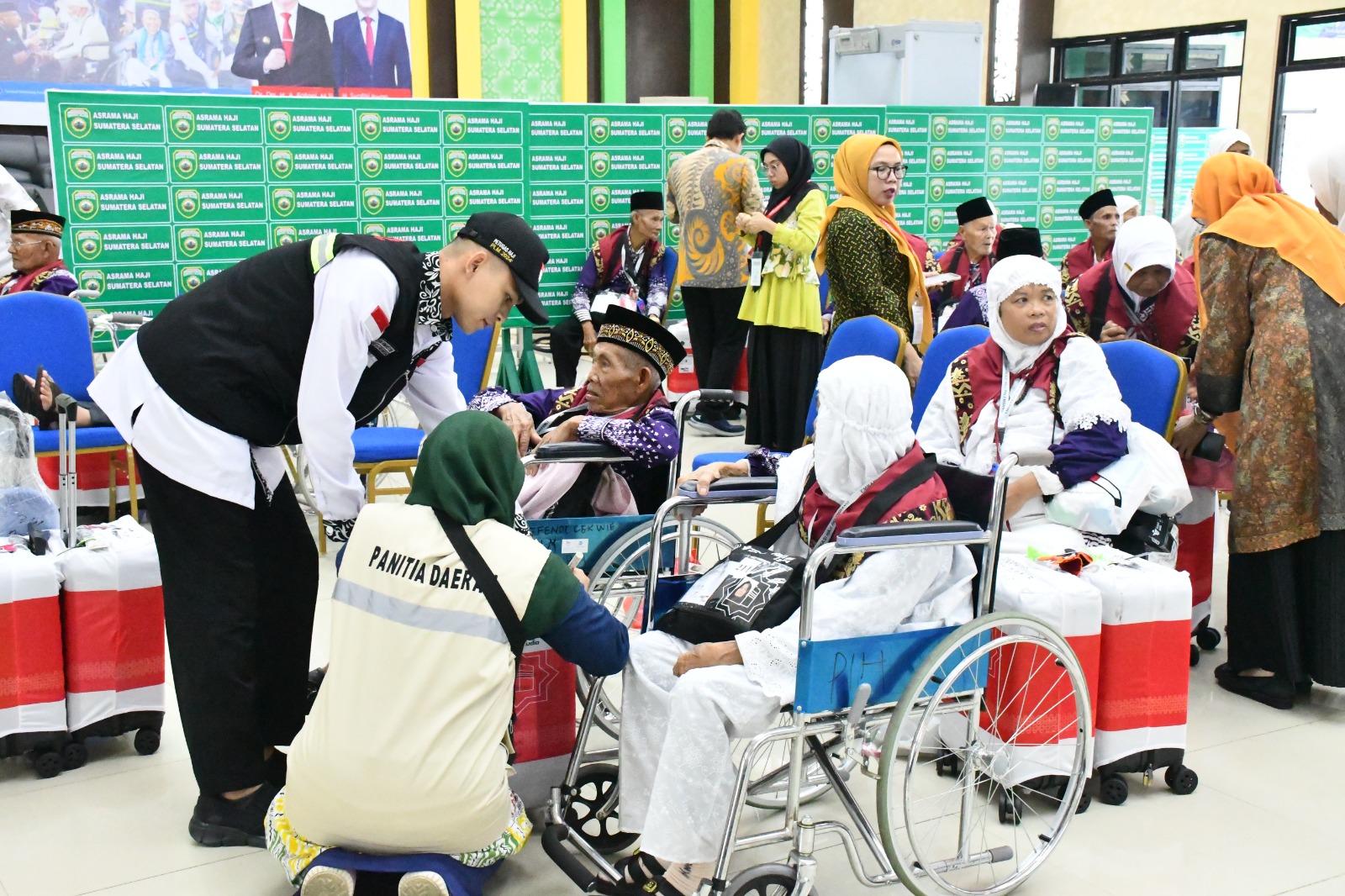 WOW! Masjidil Haram Sediakan Jasa Pendorong Kursi Roda Bagi Jemaah Lansia & Disabilitas, Berapa Tarifnya? 
