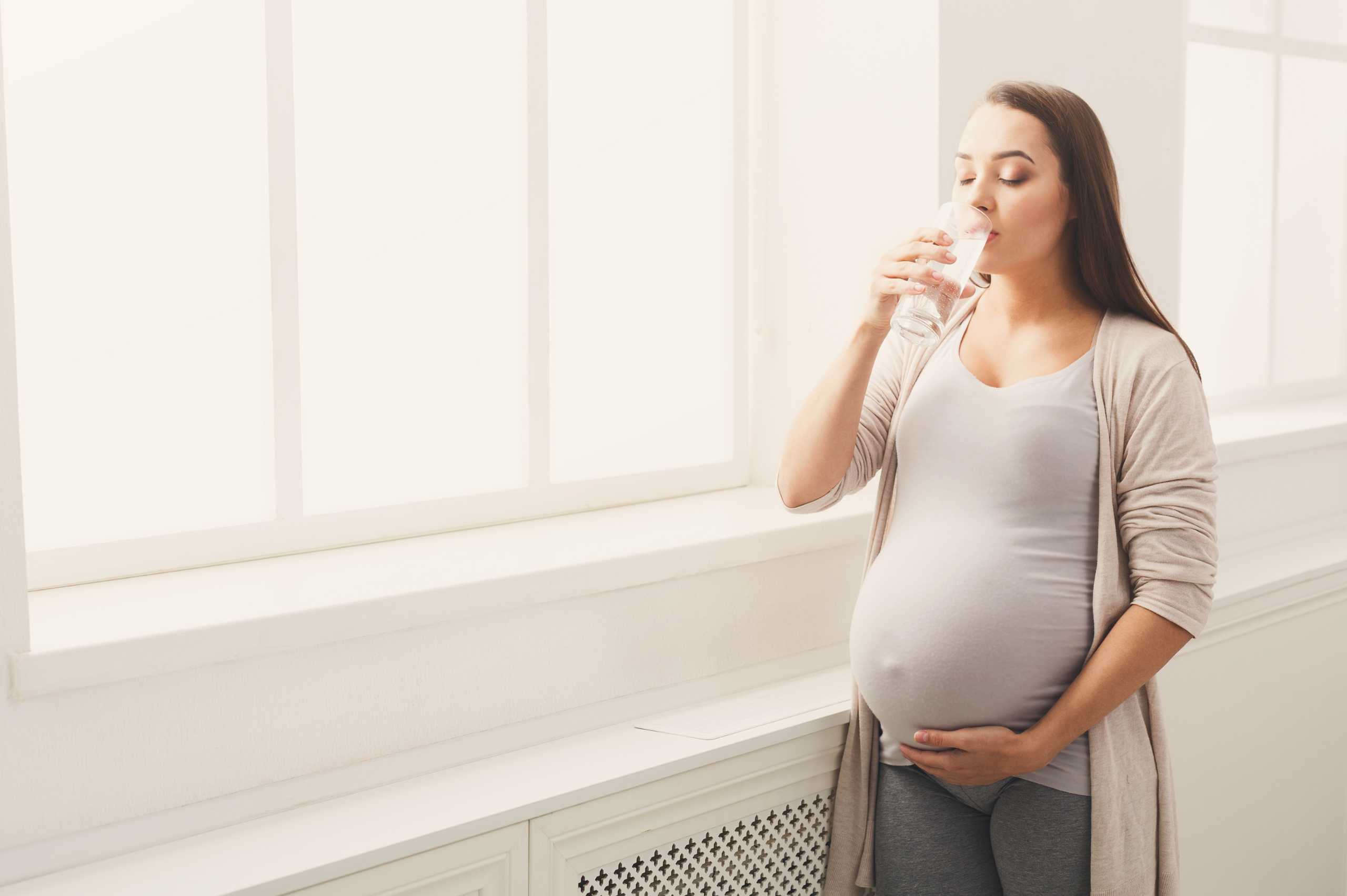 Ibu Hamil Sering Minum Air Dingin Bisa Sebabkan Bayi dalam Kandungan Membesar, Benarkah? Ini Faktanya