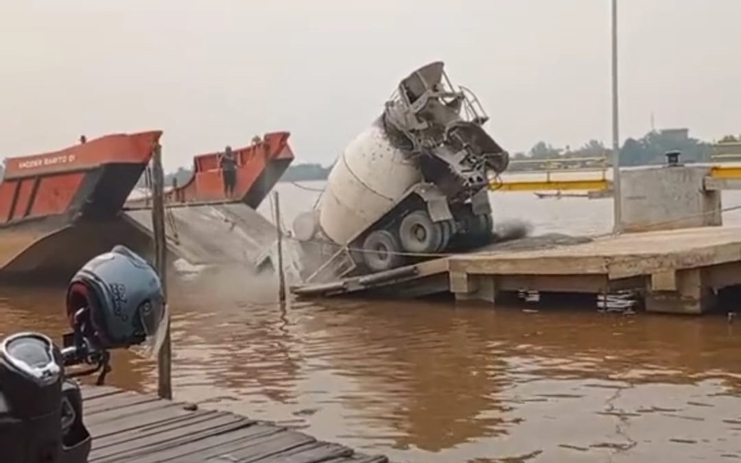 Dramatis! Detik-Detik Truk Molen Gagal Naik Ponton dan Nyebur ke Sungai, Gimana Nasib Sopir?