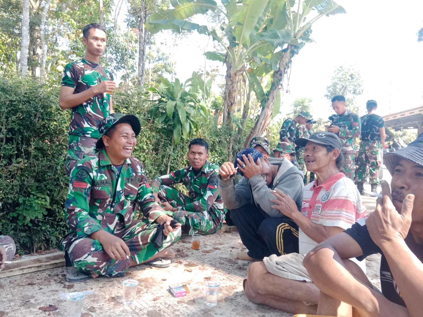 Prajurit dan Warga dalam Canda, Ada Semangat Membara di TMMD Reguler Dusun Gombyong Desa Cukil