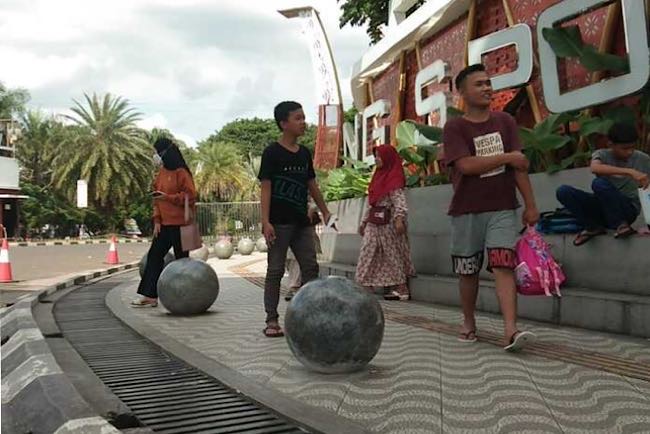 Melihat Perabot Jalan Berbentuk Bollard di Jakabaring Sport City, Ternyata Fungsinya Membantu Pejalan Kaki 