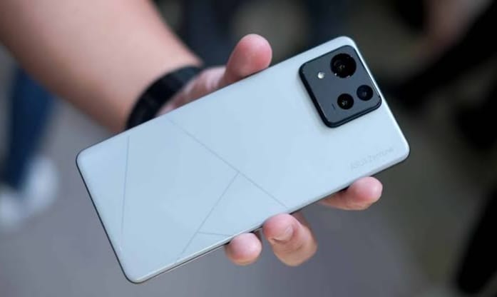 Asus Zenfone 12 Ultra Mengusung Fitur Canggih Berbasis AI dengan Performa Tinggi