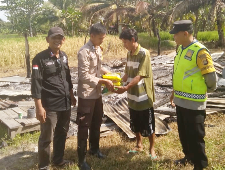 Rumahnya Ludes Terbakar, Rusdi Terharu dan Ucapkan Terima Kasih atas Kepedulian Polsek Pemulutan Ogan Ilir