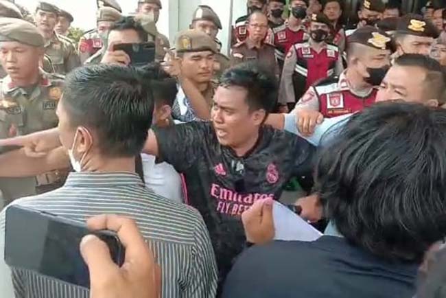 Wartawan RMOL Didorong Dibetak Koordinator Aksi GARKI